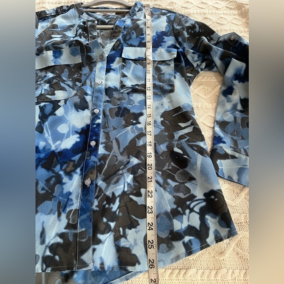 Calvin Klein Blue & Black Abstract Floral Button Down Women’s size medium - Picture 16 of 16